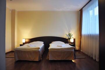 Фото номера Стандартный двухместный номер с 2 отдельными кроватями Отель Hotel Pojezierze г. Щецинек 6